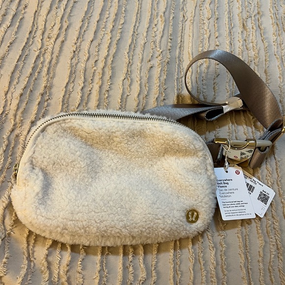 NWT authentic LuluLemon fleece  everywhere belt bag in cream . - Picture 1 of 5